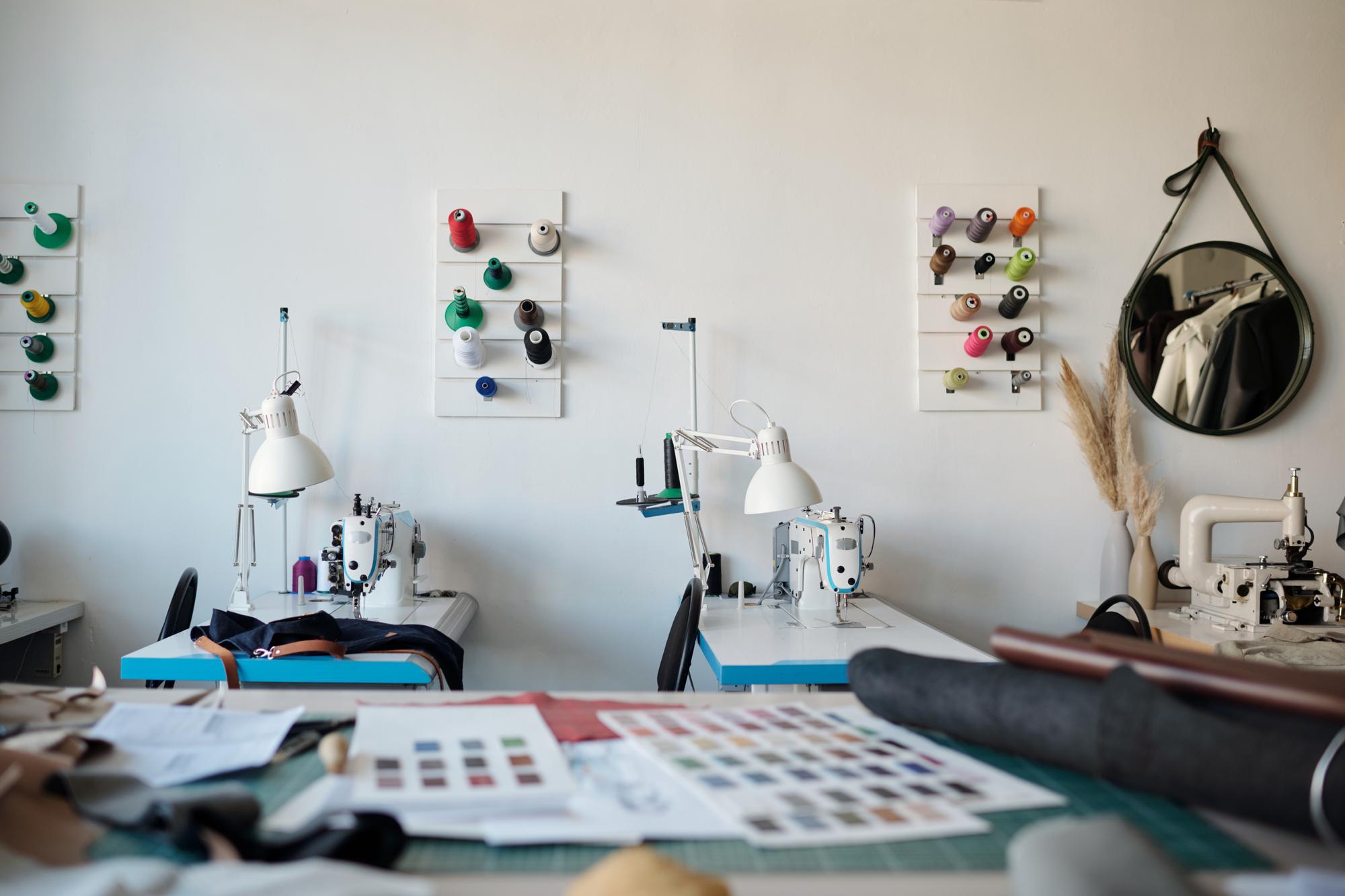 Interno del laboratorio con macchina da ricamo